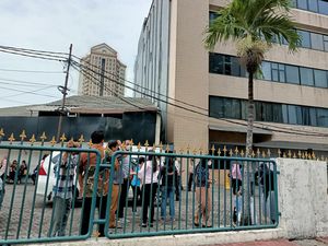 Gempa M 6,7 Guncang Jakarta, Pekerja Berhamburan ke Luar Gedung di Jakbar