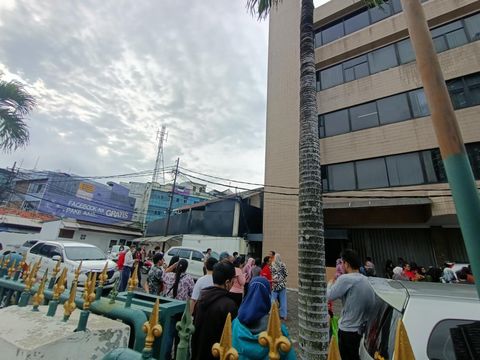 Warga berhamburan keluar gedung di Jakbar
