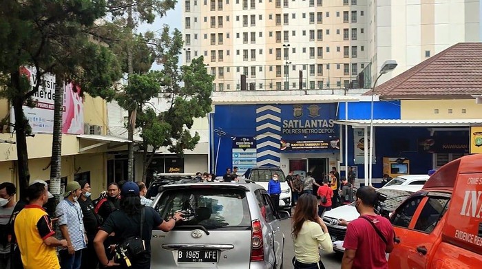 Warga Depok berhamburan saat gempa Banten berlangsung