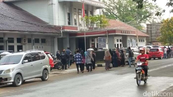 Warga Lebak melihat kantor BKAD Kabupaten Lebak seolah bergoyang akibat kuatnya goncangan gempa Banten, Jumat sore