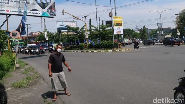 Warga menunjukkan lokasi penangkapan pelaku penendang sesajen di Gunung Semeru, Hadfana Firdaus, Jumat (14/1/2022).