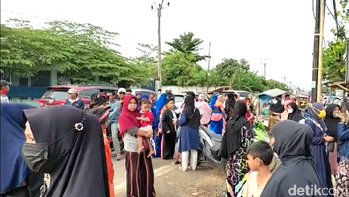 Warga Pandeglang berhamburan ke luar rumah saat gempa M 6,7 mengguncang Barat Daya Banten