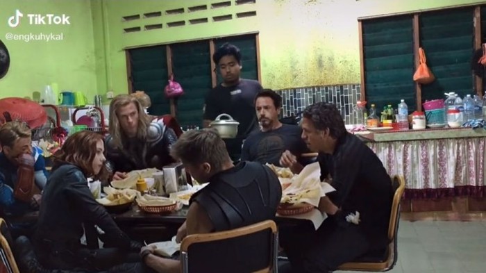 Wow! Editan Anggota Avengers Makan di Rumah Warga Ini Ditonton 16 Juta Kali Wow! Editan Anggota Avengers Makan di Rumah Warga Ini Ditonton 16 Juta Kali