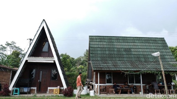 Selain itu, tempat ini juga memiliki desain bangunan yang sangat menarik dan minimalis sehingga tidak terlalu ramai ornamen. Rata-rata menggunakan kayu dan bambu sehingga terkesan lebih mem-bumi sebagaimana namanya. Â Selain itu, tempat ini juga memiliki desain bangunan yang sangat menarik dan minimalis sehingga tidak terlalu ramai ornamen. Rata-rata menggunakan kayu dan bambu sehingga terkesan lebih mem-bumi sebagaimana namanya. Â