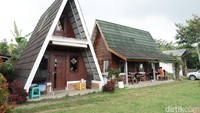 Bumi Kopi Sukabumi namanya, berlokasi di Jalan Cijeruk, Desa Sukamekar, Kecamatan Sukaraja, Kabupaten Sukabumi. Untuk sampai di kafe ini, Traveler harus melewati jalanan dari pusat kota ke arah Jalan Goalpara kemudian masuk ke Jalan Cijeruk tepat dibelakang kantor desa coffee shop ini berada.