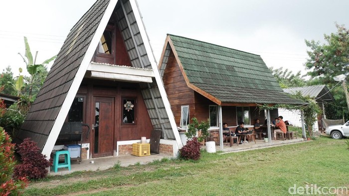 Bosan ngopi di pusat kota dengan suara bising kendaraan? Coffee shop ini mungkin bisa menjadi salah satu pilihan karena konsep yang diusungnya menyatu dengan alam.