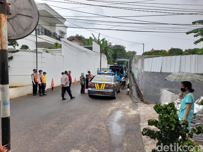 Aparat mendatangi tanggul tengah jalan di perumahan kawasan Pondok Bambu, Jakarta Timur, 15 Januari 2022. (Marteen Ronaldo Pakpahan/detikcom) Aparat mendatangi tanggul tengah jalan di perumahan kawasan Pondok Bambu, Jakarta Timur, 15 Januari 2022. (Marteen Ronaldo Pakpahan/detikcom)