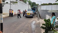 Aparat mendatangi tanggul tengah jalan di perumahan kawasan Pondok Bambu, Jakarta Timur, 15 Januari 2022. (Marteen Ronaldo Pakpahan/detikcom)