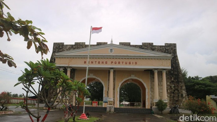 Benteng Portugis ini berada di Desa Banyumanis Kecamatan Donorojo. Untuk sampai di lokasi jaraknya sekitar 43 kilometer dari pusat Kota Jepara. Jik berkendara dengan sepeda motor membutuhkan waktu sekitar 1 jam saja.