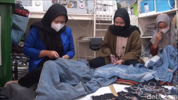 Seorang desainer di Kota Malang menciptakan produk ramah lingkungan. Ia membuat pakaian berbahan limbah jin.