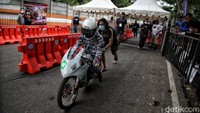 Selain itu faktor kunci untuk bisa menang dalam kompetisi street race adalah kemampuan joki dan teknisi motor.
