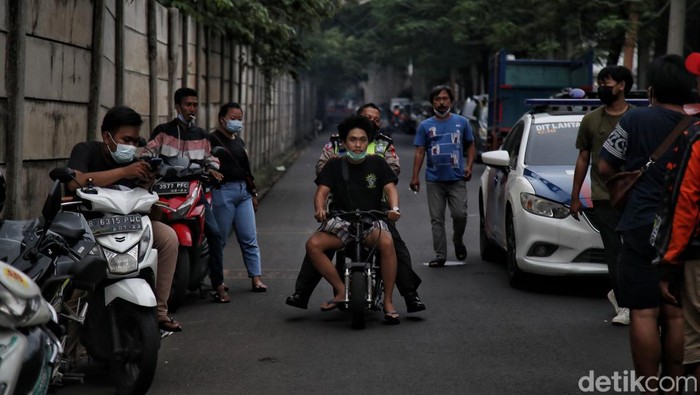 Street Race Jakarta bakal digaspol besok pagi, Minggu (16/1) di Ancol. Saat ini sejumlah pebalap sibuk melakukan uji coba. Yuk, intip foto-fotonya!