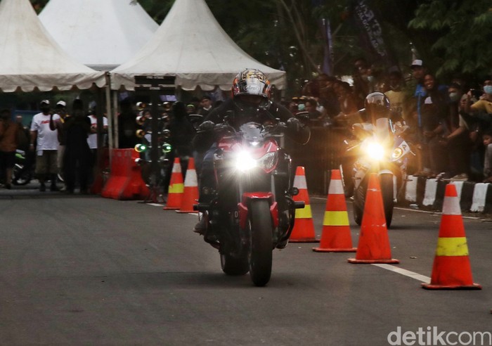 Street Race Jakarta bakal digaspol besok pagi, Minggu (16/1) di Ancol. Saat ini sejumlah pebalap sibuk melakukan uji coba. Yuk, intip foto-fotonya!
