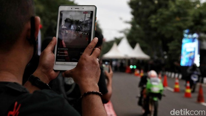 Street Race Jakarta bakal digaspol besok pagi, Minggu (16/1) di Ancol. Saat ini sejumlah pebalap sibuk melakukan uji coba. Yuk, intip foto-fotonya!