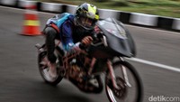 Pebalap mencoba lintasan balap turnamen Street Race di kawasan Ancol, Jakarta Utara, Sabtu (15/1).