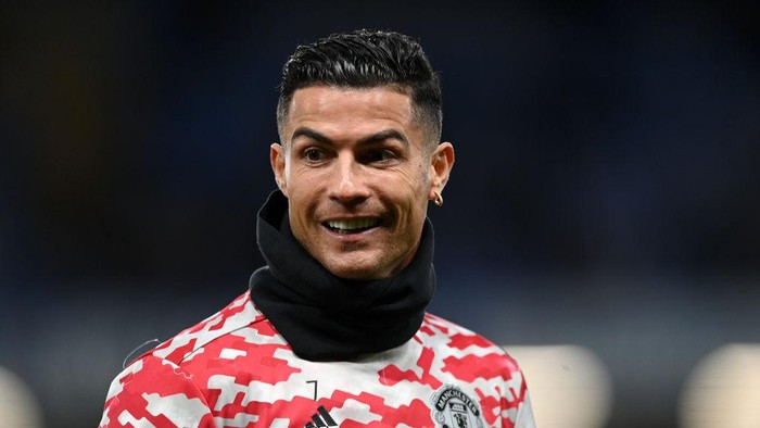 LONDON, ENGLAND - NOVEMBER 28: Cristiano Ronaldo of Manchester United looks on as he warms up prior to the Premier League match between Chelsea and Manchester United at Stamford Bridge on November 28, 2021 in London, England. (Photo by Shaun Botterill/Getty Images )