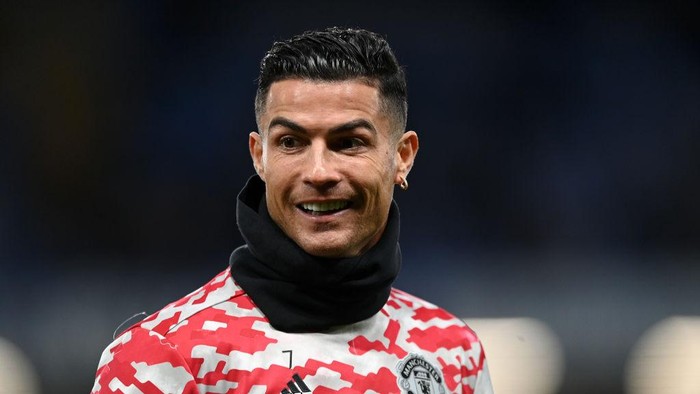 Cristiano Ronaldo LONDON, ENGLAND - NOVEMBER 28: Cristiano Ronaldo of Manchester United looks on as he warms up prior to the Premier League match between Chelsea and Manchester United at Stamford Bridge on November 28, 2021 in London, England. (Photo by Shaun Botterill/Getty Images )
