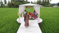 Sejumlah wisatawan berfoto di Desa Wisata Sejahtera Bulango Selatan, Kabupaten Bone Bolango, Gorontalo, Sabtu (15/1/2022). 