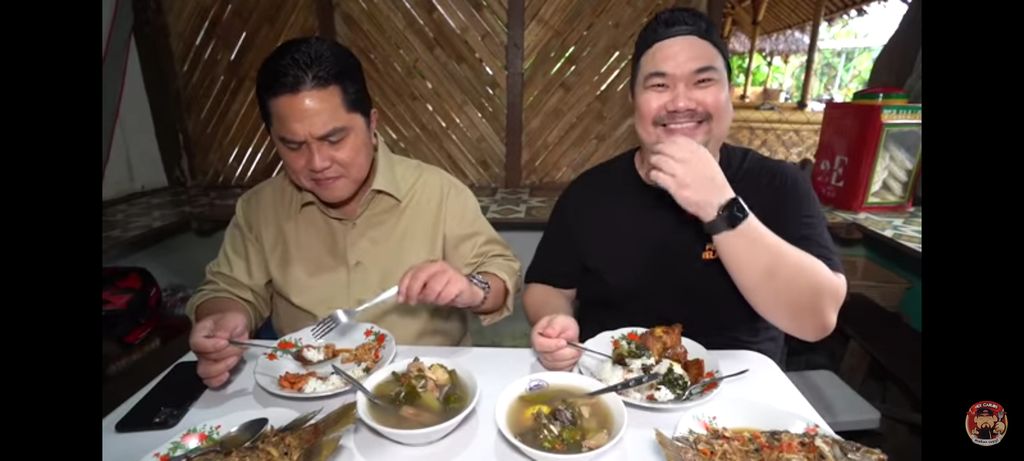 Diajak Makan Nex Carlos, Erick Thohir Lahap Habiskan Pecak Gurame!