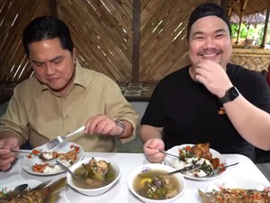 Diajak Makan Nex Carlos, Erick Thohir Lahap Habiskan Pecak Gurame!