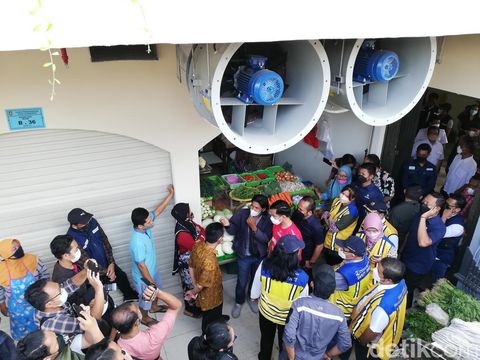 Dirjen Cipta Karya Kemen PUPR Diana Kusumastuti didampingi Wali Kota Solo Gibran Rakabuming Raka meninjau Pasar Legi, Solo, Sabtu (15/1/2022).