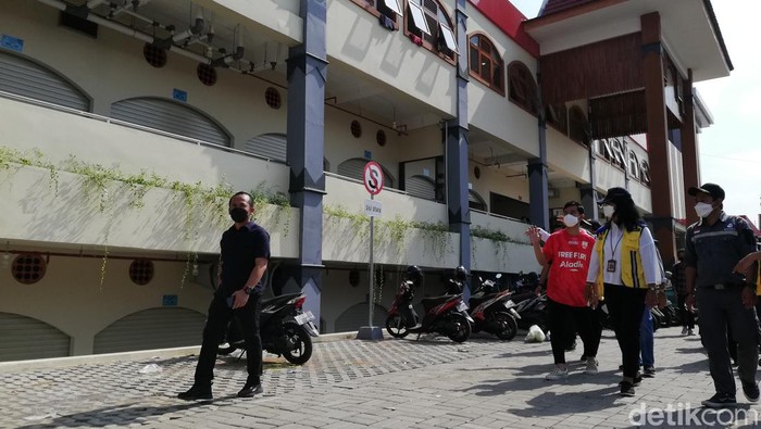Dirjen Cipta Karya Kemen PUPR Diana Kusumastuti didampingi Wali Kota Solo Gibran Rakabuming Raka meninjau Pasar Legi, Solo, Sabtu (15/1/2022).