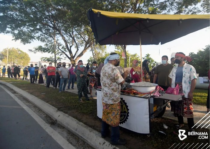 Eks Chef Hotel Bintang 5 Jualan Eks Chef Hotel Bintang 5 Jualan Nasi Dagang di Pinggir Jalan
