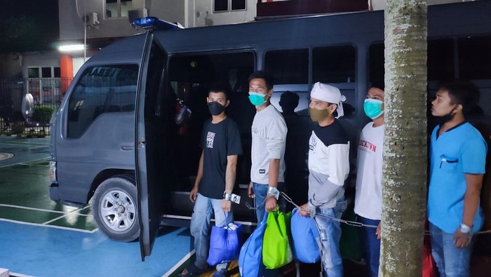 Evakuasi napi di Lapas Rangkasbitung karena tiang penyangga bangnan lapas retak akibat gempa