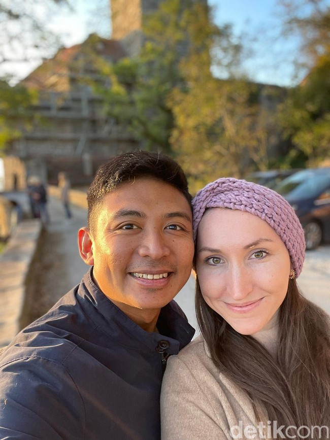 Melalui akun Youtube Kesa Lisa, pria asal Purwarkarta bernama Kesa itu menceritakan awal mula bertemu dengan Lisa yang kini menjadi istrinya. Mereka dipertemukan di sebuah kapal pesiar. Kesa bekerja di kapal pesiar pada 2011 sampai akhir 2016. Foto: Dok. Instagram @kesa_lisa_journey.