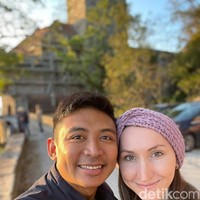 Melalui akun Youtube Kesa Lisa, pria asal Purwarkarta bernama Kesa itu menceritakan awal mula bertemu dengan Lisa yang kini menjadi istrinya. Mereka dipertemukan di sebuah kapal pesiar. Kesa bekerja di kapal pesiar pada 2011 sampai akhir 2016. Foto: Dok. Instagram @kesa_lisa_journey.