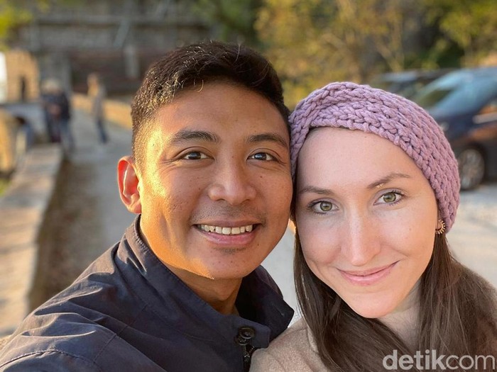 Foto Kesa Farizal dengan Lisa Johanna, kisah cinta beda negara viral di media sosial.