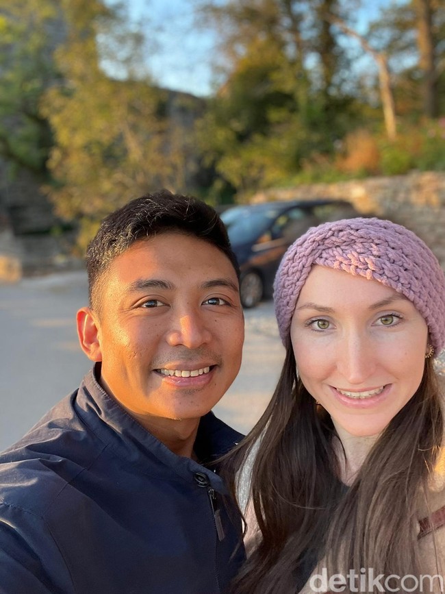 Pada akhir 2014, Kesa bertemu dengan Lisa, tepatnya di ruang makan kapal pesiar tempatnya bekerja. Saat itu Kesa melihat wanita Jerman yang mengenakan seragam, tersenyum kepadanya. Foto: Dok. Instagram @kesa_lisa_journey.