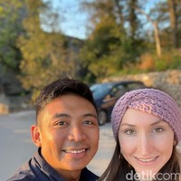 Pada akhir 2014, Kesa bertemu dengan Lisa, tepatnya di ruang makan kapal pesiar tempatnya bekerja. Saat itu Kesa melihat wanita Jerman yang mengenakan seragam, tersenyum kepadanya. Foto: Dok. Instagram @kesa_lisa_journey.