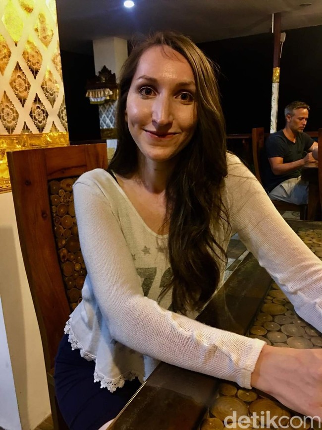 Dari pertemuan pertama itu, Kesa mengetahui bule Jerman bernama Lisa itu bekerja sebagai terapis di kapal pesiar tersebut. Sedangkan dirinya sendiri bekerja sebagai juru masak atau chef. Foto: Dok. Instagram @kesa_lisa_journey.