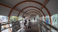 JPO yang dibangun didesain modern dan instagramble merupakan bagian dari 21 JPO yang dibangun oleh Pemprov DKI Jakarta.