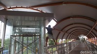 JPO ini juga lengkapi dengan lift agar memudahkan penyandang disabilitas mengakses sarana transportasi massal ini.