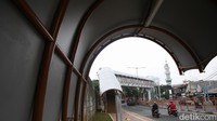 Dari kejauhan, JPO ini memang menjadi pusat perhatian di kawasan tersebut. 