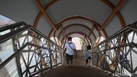 Selain ramah disabilitas, sarana dan desain JPO ini pun ramah anak-anak.