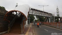 Pekerja melalukan pembangunan tahap akhir JPO Abbidin, Jalan Kolonel Sugiono, Kanal Banjir Timur, Jakarta Timur, Sabtu (15/1/2021).