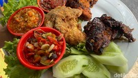 Kebanyakan pelanggan setia tidak pernah datang langsung atau makan di tempat. Melainkan mereka selalu memesan makanan via aplikasi online. Sehingga pendapatan utama warung ini dari aplikasi online. Foto: detikFood