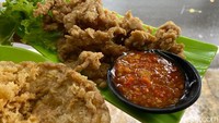 Jamur krispi digoreng dadakan dengan sambal korek ekstra pedas mantap. Foto: detikFood