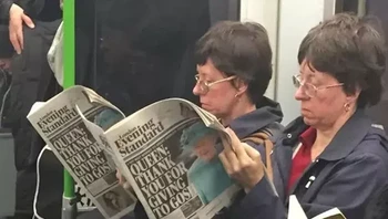 Tidak hanya pakaian saja, tetapi koran yang dibaca pun serupa. Foto: (liveabout).