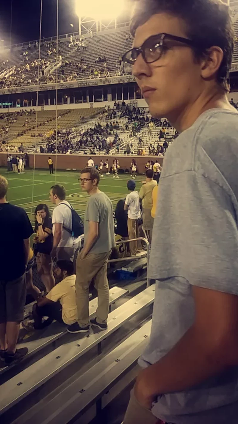 Ini Lucu, Orang-Orang Bertemu Kembarannya di Jalan Tanpa Sengaja