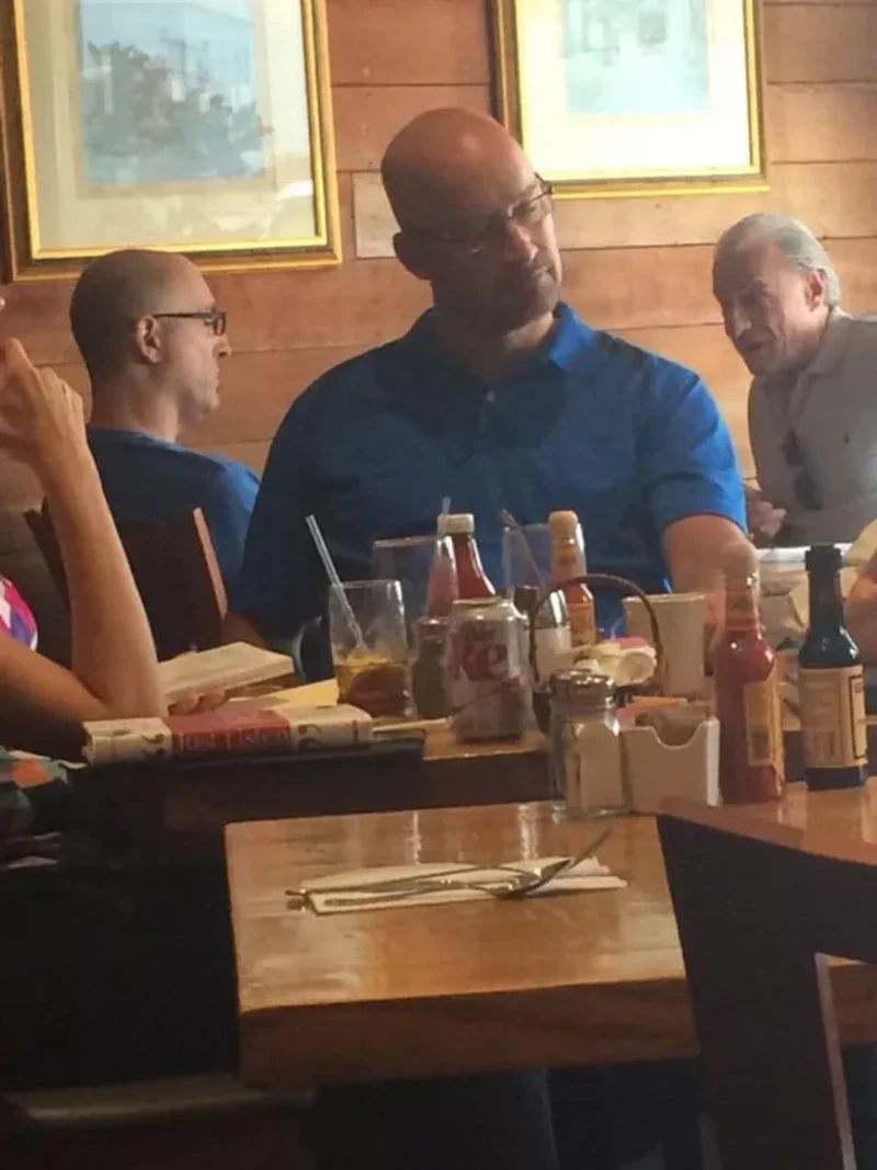 Ini Lucu, Orang-Orang Bertemu Kembarannya di Jalan Tanpa Sengaja