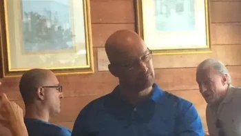 Mungkin hanya kebetulan saja warna baju dan mukanya mirip. Foto: (liveabout).