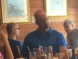 Ini Lucu, Orang Bertemu Kembarannya di Jalan Tanpa Sengaja