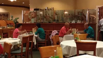 kok bisa sama ya warna pakaiannya. Apakah mereka tetanggaan? Foto: (liveabout).