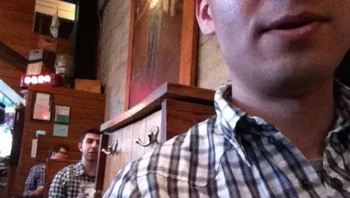 Guys, ada kembaran aku nih. ucap pria yang berfoto selfie. Foto: (liveabout).