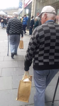 Ini Lucu, Orang-Orang Bertemu Kembarannya di Jalan Tanpa Sengaja