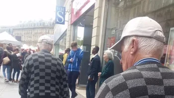 Mungkin beli pakiannya di tempat yang sama. Foto: (liveabout).